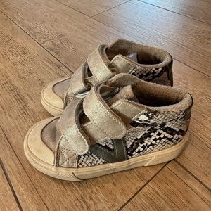 Victoria mid top sneaker